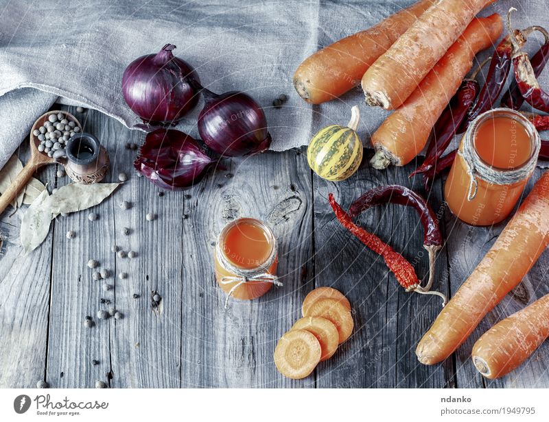 resh hausgemachter Karottensaft in Gläsern Gemüse Kräuter & Gewürze Ernährung Vegetarische Ernährung Diät Getränk Saft Flasche Tisch Holz Essen frisch natürlich
