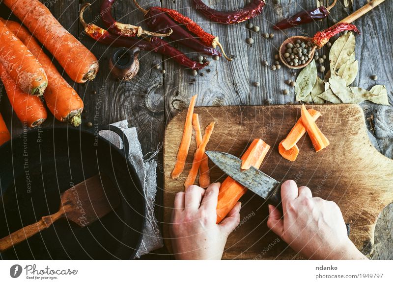 Die Hände von zwei Frauen säubern große Karotten für das Schneiden Lebensmittel Gemüse Kräuter & Gewürze Ernährung Essen Vegetarische Ernährung Geschirr Pfanne