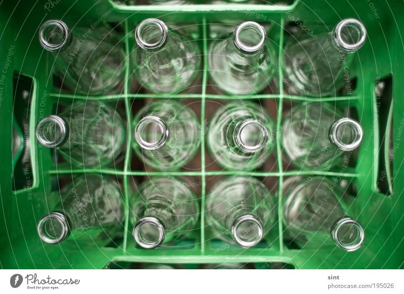 pfandfindertreffen Flasche Kasten Sammlung Pfandflasche Glas Kunststoff glänzend nah rund Sauberkeit grün Genauigkeit gleich nachhaltig Umweltschutz Farbfoto