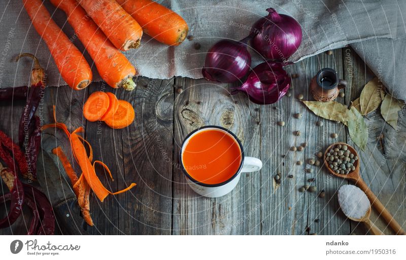 Frischer Karottensaft im Eisenbecher auf dem Küchentisch Gemüse Frucht Kräuter & Gewürze Ernährung Essen Vegetarische Ernährung Diät Getränk Saft Tasse Becher