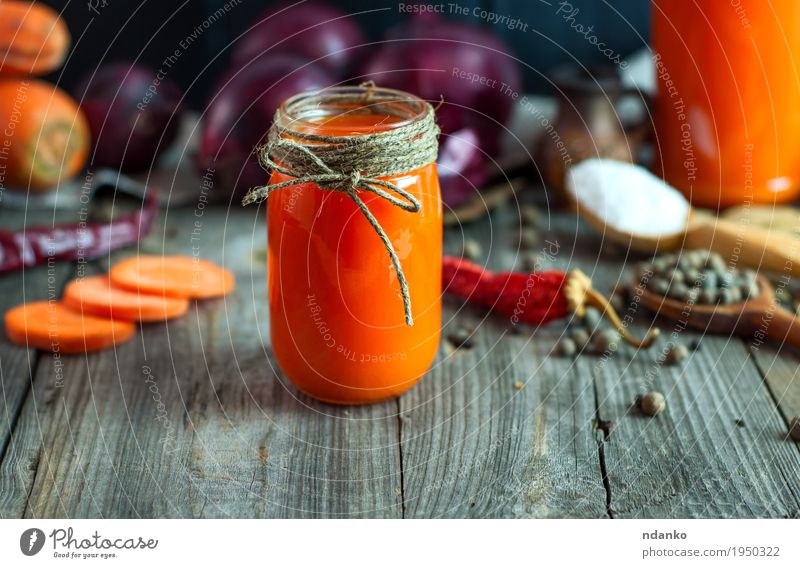 frischer Karottensaft in einem Glasgefäß Gemüse Kräuter & Gewürze Ernährung Vegetarische Ernährung Getränk Saft Flasche Tisch Seil Diät alt Essen lecker
