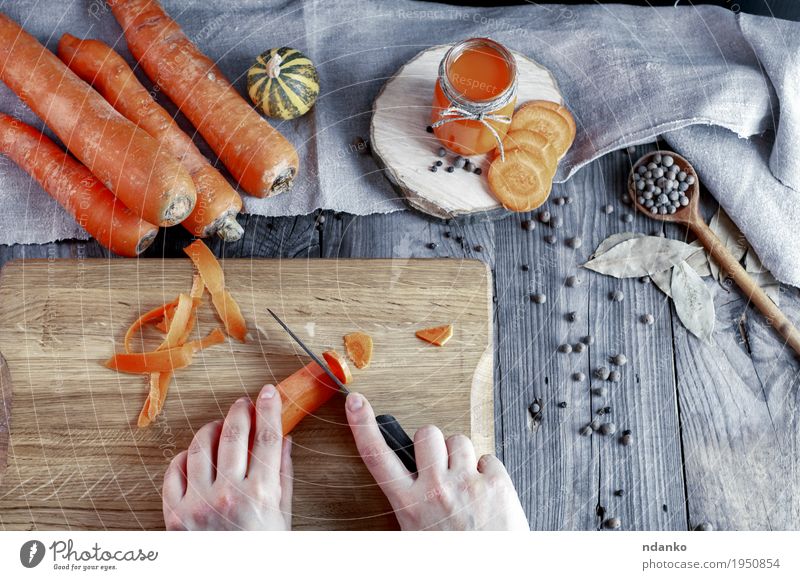 Prozess des Schneidens frischer Karotten auf einem Schneidebrett Gemüse Kräuter & Gewürze Ernährung Essen Vegetarische Ernährung Löffel Gesundheitswesen Tisch