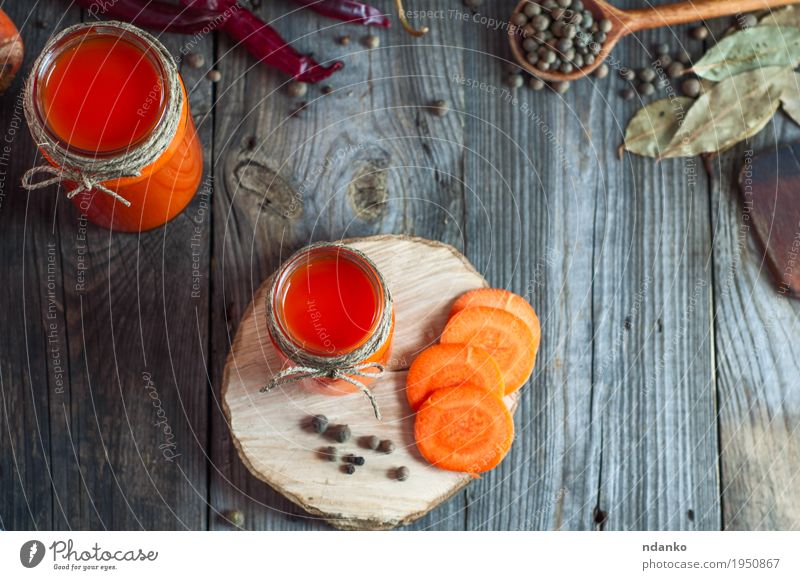 Frischer Karottensaft in den Glasgläsern, Draufsicht Gemüse Kräuter & Gewürze Essen Frühstück trinken Saft Tasse Löffel Tisch Küche Container frisch Gesundheit