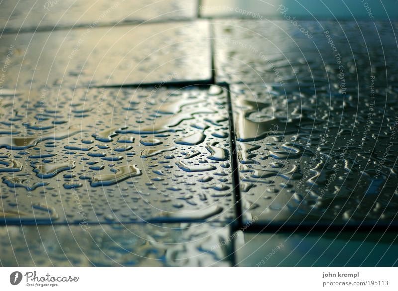 puzzle für doofe schlechtes Wetter Regen Gewitter Tisch Kunststoff nass Traurigkeit Sehnsucht ästhetisch Tropfen Wassertropfen Insel glänzend