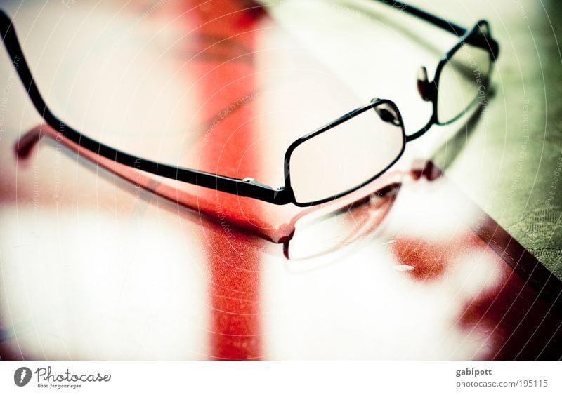 Gut für die Augen :-) Accessoire Brille Tisch Brillengestell nasenfahrrad Glas Metall Stahl alt grün rot schwarz Menschlichkeit Weisheit klug Rechtschaffenheit