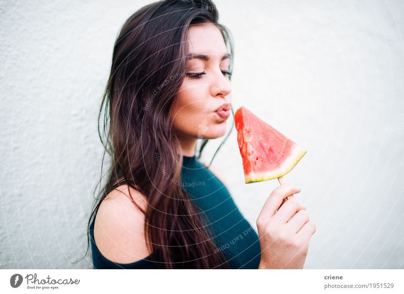 Junge Frauen des Brunette, die Wassermelonenlutscher essen Lebensmittel Frucht Essen Lifestyle Freude Sommer feminin Jugendliche Erwachsene Hand 1 Mensch