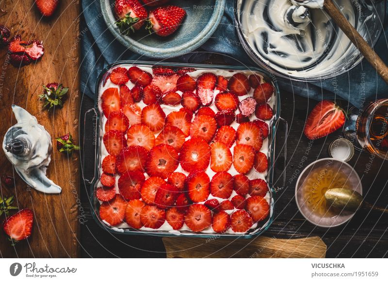 Erdbeeren Kuchen Zubereitung Lebensmittel Frucht Dessert Süßwaren Ernährung Festessen Geschirr Stil Design Häusliches Leben Tisch Küche gelb Foodfotografie