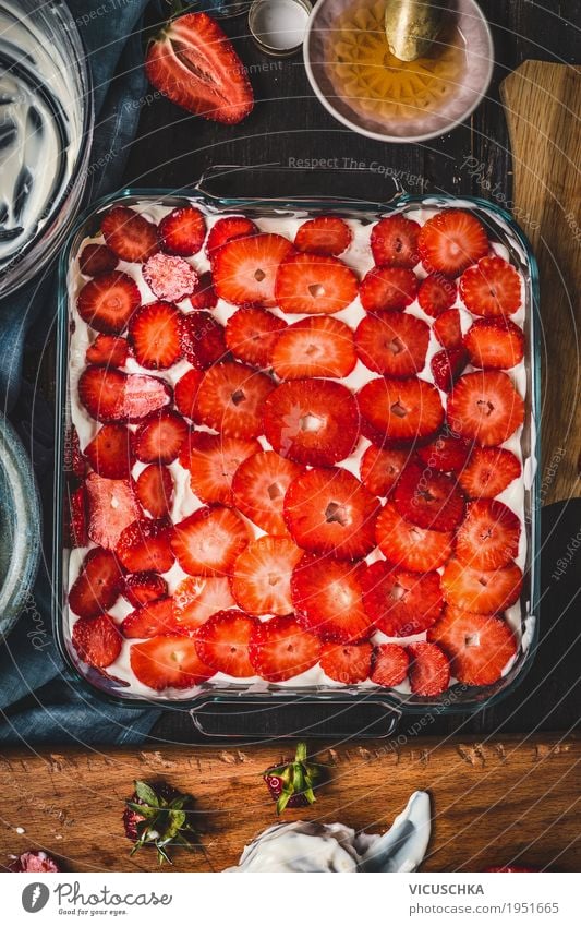 Frische Erdbeeren Kuchen Lebensmittel Frucht Dessert Ernährung Geschirr Stil Design Sommer Tisch Küche Speise Foodfotografie rustikal Essen Sahne Joghurt