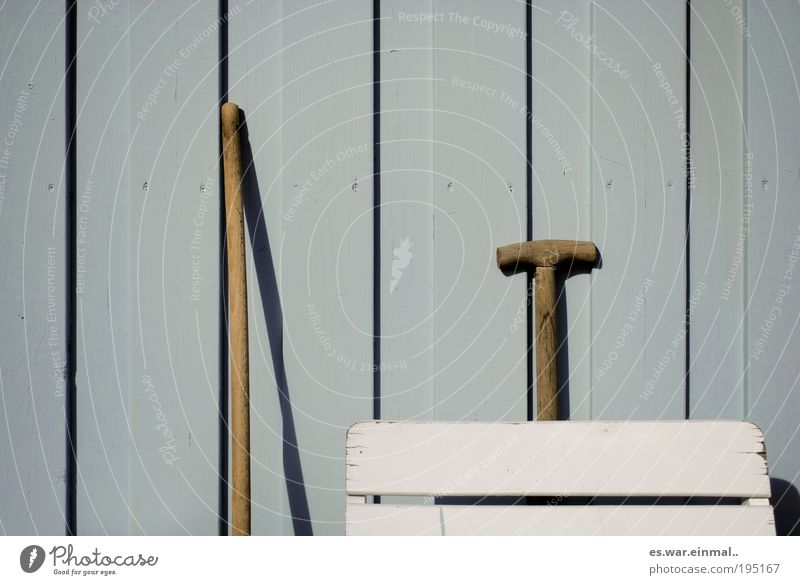 holz, holz, holz und holz. heimwerken Werkzeug Schaufel Garten Mauer Wand Fassade Holz Linie einfach natürlich blau grau Gelassenheit Stuhl Haus Spaten Besen