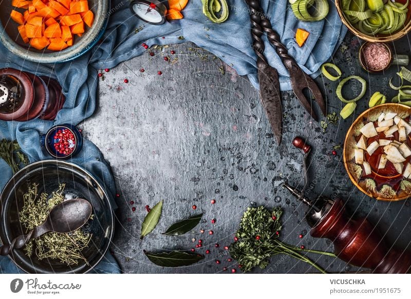 Kochen Hintergrund mit gehacktem Gemüse und Gewürze Lebensmittel Kräuter & Gewürze Öl Ernährung Bioprodukte Vegetarische Ernährung Diät Geschirr Teller