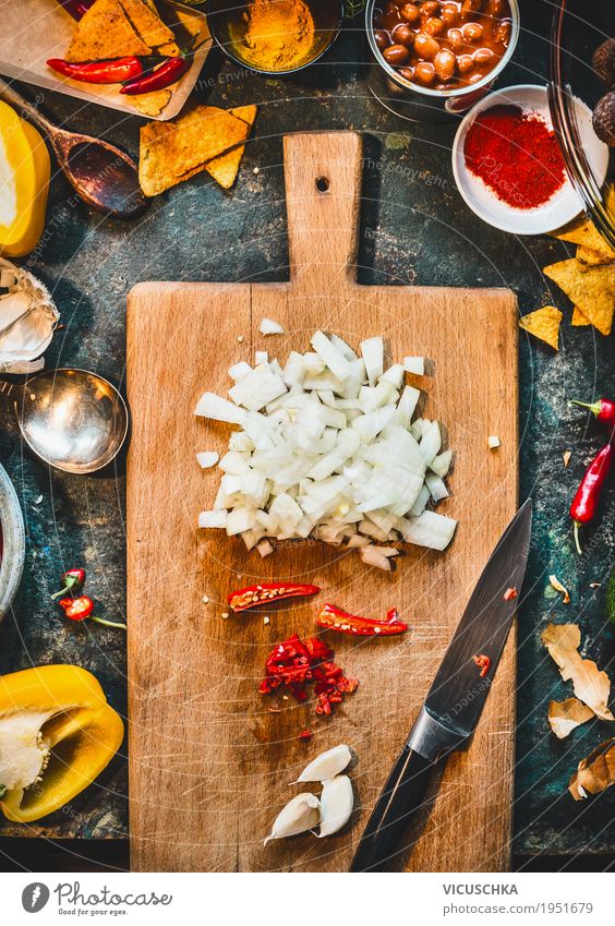 Gehackte Zwiebel, Chili und Knoblauch auf Schneidebrett Lebensmittel Kräuter & Gewürze Ernährung Bioprodukte Vegetarische Ernährung Diät Geschirr Messer Stil