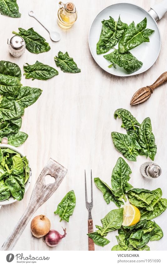 Küchentisch mit Spinat Lebensmittel Gemüse Salat Salatbeilage Kräuter & Gewürze Öl Ernährung Bioprodukte Vegetarische Ernährung Diät Geschirr