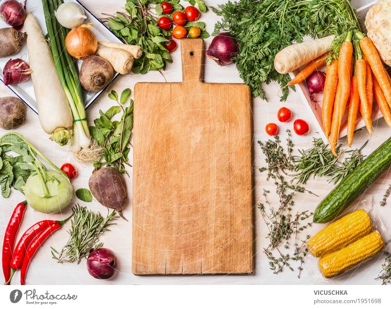 Schneidebrett und verschiedenes Gemüse fürs Kochen Lebensmittel Salat Salatbeilage Ernährung Bioprodukte Vegetarische Ernährung Diät kaufen Stil Design