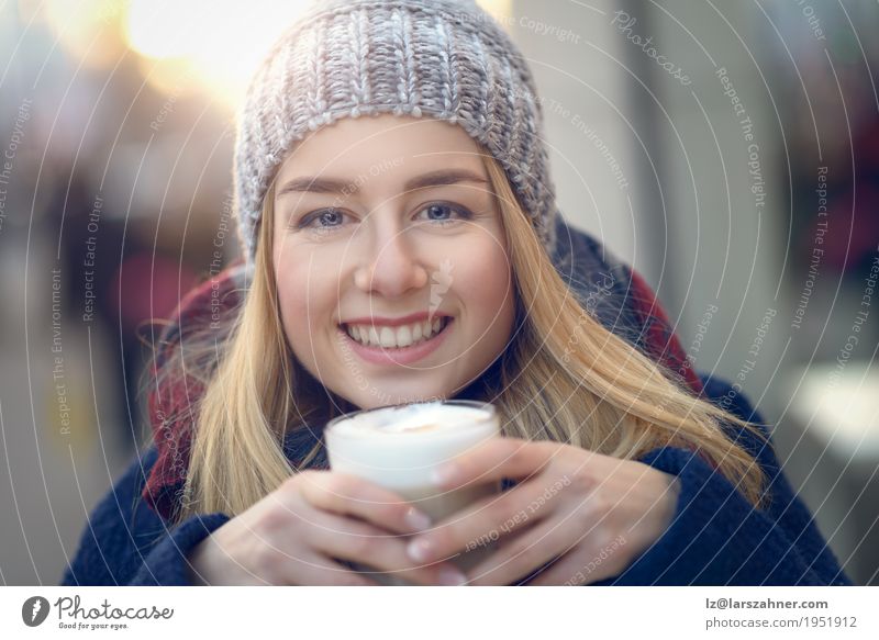 Junge blonde Frau, die großes Glas Kaffee trinkt Ernährung trinken Latte Macchiato Lifestyle Glück schön Gesicht Winter Erwachsene 1 Mensch 18-30 Jahre