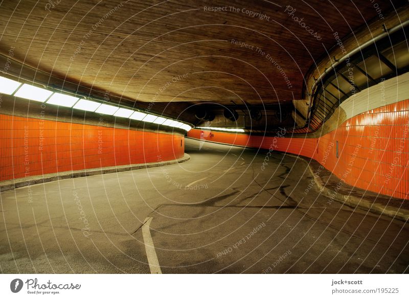 freie Fahrt für Unterweltler im Tunnel Straße Beton leuchten groß lang retro trist orange Kurve Mittelstreifen Fliesen u. Kacheln Siebziger Jahre Tunnelblick