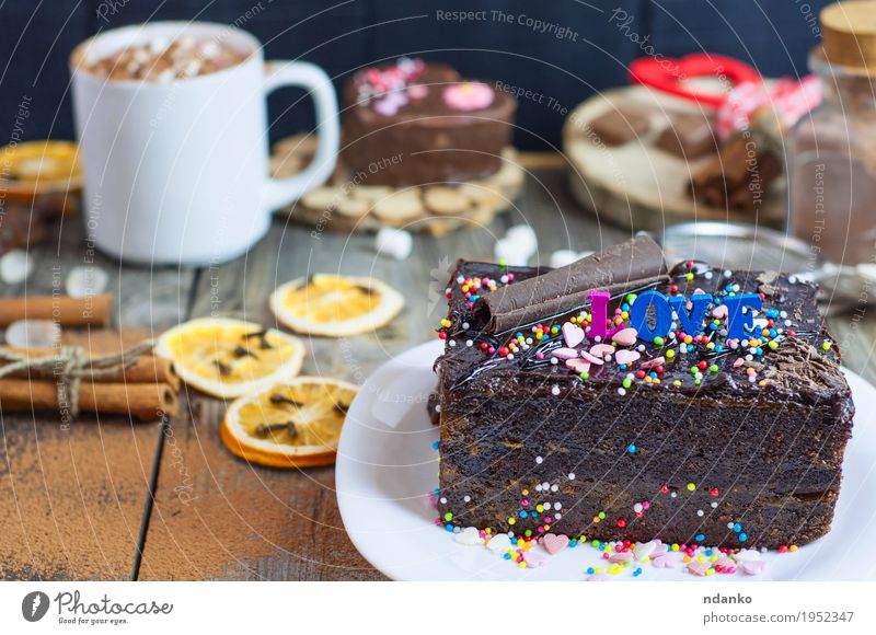 Stück Schokoladenkuchen auf einer weißen Platte Lebensmittel Getränk Kakao Kaffee Teller Becher Besteck Restaurant Holz Liebe lecker braun grau sacher Wien