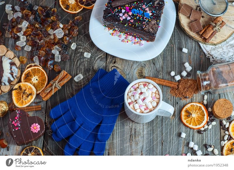 Tasse heiße Schokolade und Kekse unter Kuchen Frucht Dessert Kräuter & Gewürze Frühstück Getränk Kakao Kaffee Teller Becher Winter Tisch Weihnachten & Advent