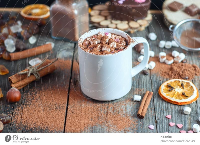 Tasse mit Marshmallow bestreut mit Kakaopulver Lebensmittel Frucht Dessert Getränk Becher Tisch Weihnachten & Advent Sieb Holz Essen trinken heiß lecker