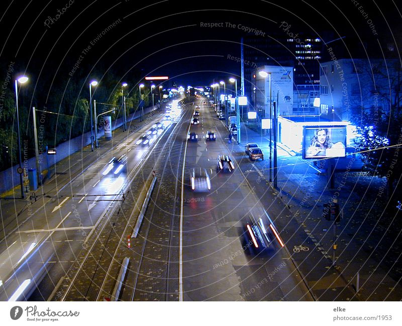 nachtfahrt Nacht Langzeitbelichtung Haus Werbung Lampe Licht Verkehr PKW Straße