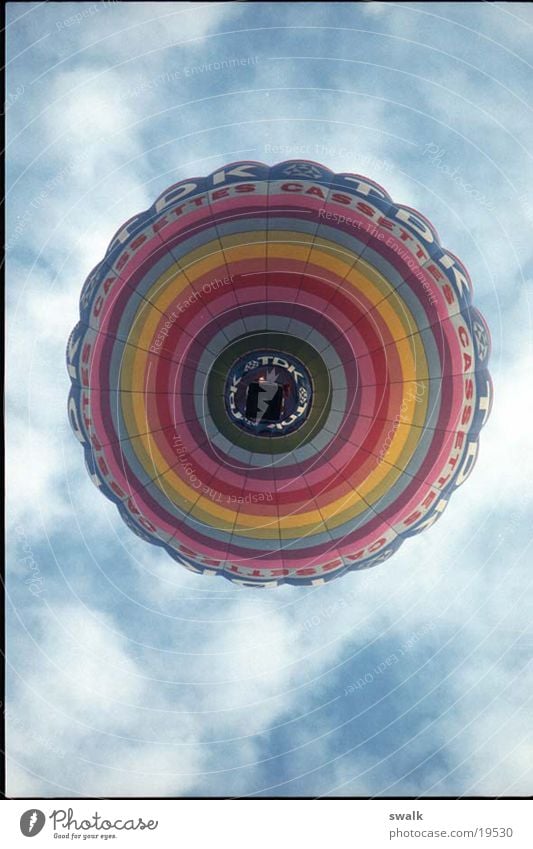 Luftballon Freizeit & Hobby Farbe Ballone Ballonfahrt Ballonstart Vor hellem Hintergrund Freisteller Wolkenhimmel Froschperspektive