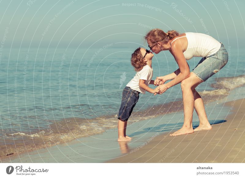 Mutter und Sohn, die auf dem Strand zur Tageszeit spielen. Lifestyle Freude Leben Erholung Freizeit & Hobby Spielen Ferien & Urlaub & Reisen Ausflug Freiheit