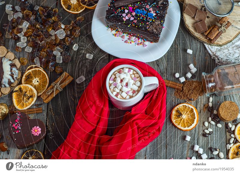Tasse Schokolade trinken mit Marshmallows in roten Schal eingewickelt Lebensmittel Kuchen Dessert Süßwaren Kräuter & Gewürze Getränk Kakao Kaffee Teller Tisch