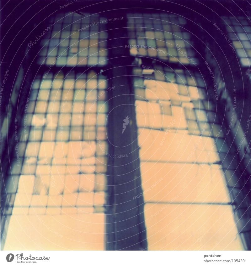 Gleißendes Licht fällt durch ein altes, kaputtes Fenster mit Mosaikglas. Industrieanlage Ruine Bauwerk Gebäude Architektur ästhetisch Glas Glasscheibe