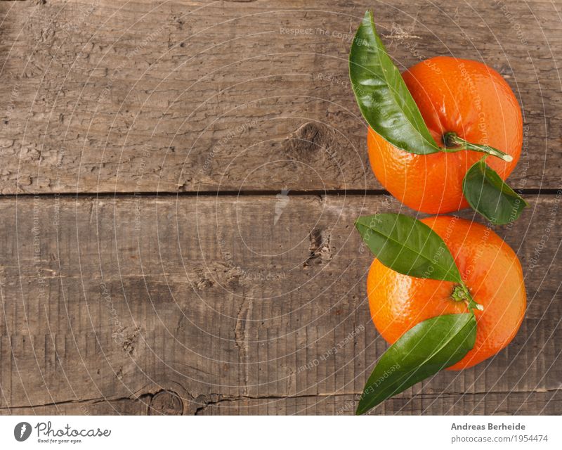Zwei Orangen Lebensmittel Frucht Gesundheit lecker süß gelb orange fruit wood leaf Hintergrundbild fresh food healthy freshness diet agriculture ingredient