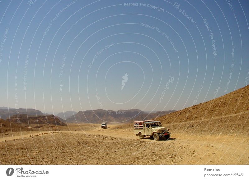 Jeep in der Wüste von Sinai (2) Geländewagen Zufriedenheit Stein Himmel Sand Ferne Freiheit