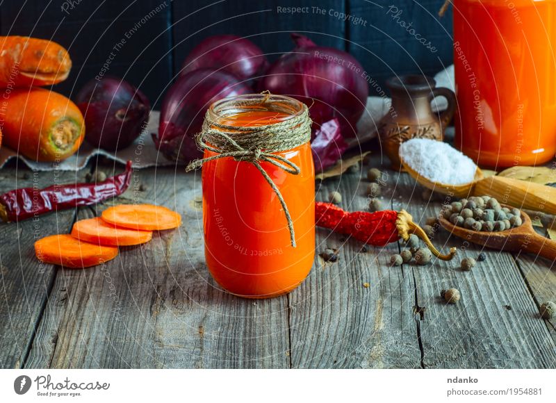 Gläser mit frischem Karottensaft Gemüse Kräuter & Gewürze Ernährung Vegetarische Ernährung Getränk Erfrischungsgetränk Saft Tisch Geldinstitut Seil Diät Essen