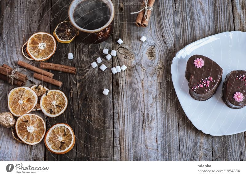 Tasse heißen schwarzen Kaffee und Kuchen auf einer weißen Platte Frucht Orange Dessert Süßwaren Schokolade Frühstück Getränk Kakao Teller Becher Besteck