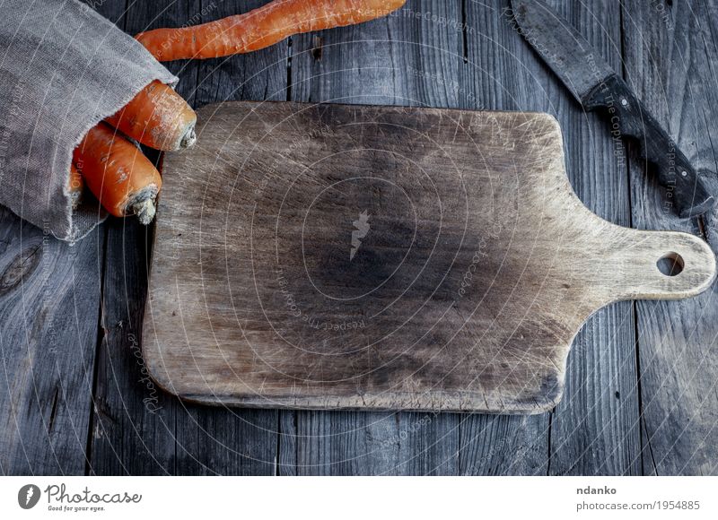 Leeres Schneidebrett mit einem Küchenmesser Gemüse Essen Vegetarische Ernährung Messer Tisch Holz Diät alt frisch lecker natürlich oben grau orange organisch