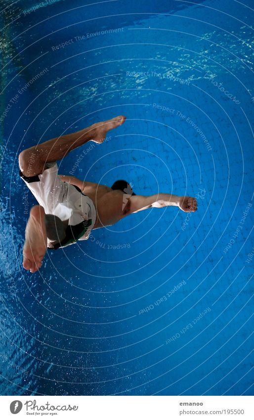 hang tight Schwimmen & Baden Wassersport Schwimmbad Mensch maskulin Fuß 1 18-30 Jahre Jugendliche Erwachsene Bewegung drehen fliegen hängen springen sportlich