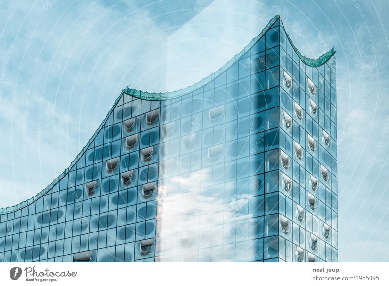 Reflektion einer einzelnen weißen Wolke in der blauen Glasfassade der Elbphilharmonie Büro Kultur Himmel Hamburg Skyline Bauwerk Architektur Fassade