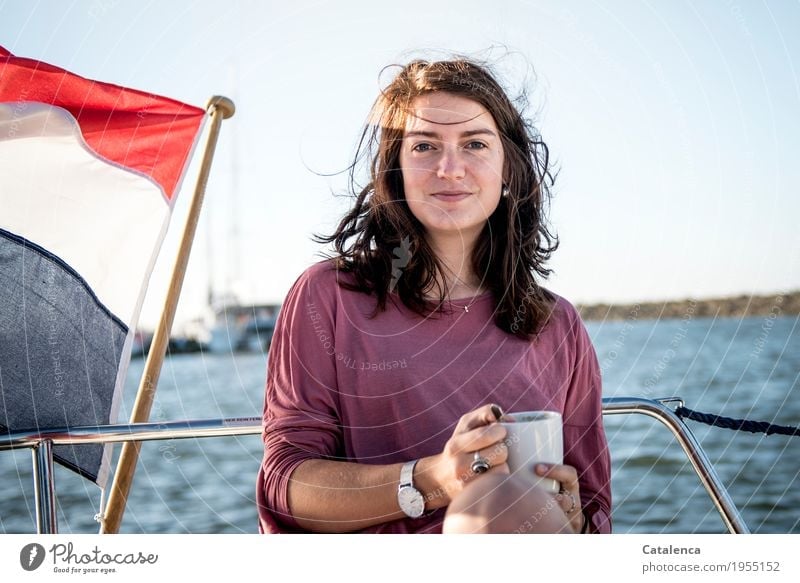 Mädel mit Kaffeetasse Junge Frau Kafeetasse trinken Morgen Getränk Tasse Espresso Lebensmittel Café Haare windig zerzaust Segelboot Yacht Flagge Nederland