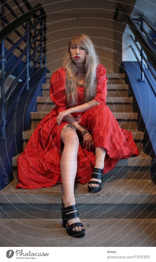 Lilly feminin Frau Erwachsene 1 Mensch Treppe Treppenhaus Kleid Schmuck Tattoo blond langhaarig beobachten Denken Blick sitzen warten schön selbstbewußt