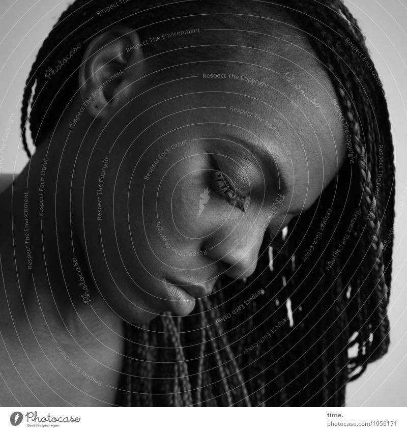 Tash feminin Frau Erwachsene 1 Mensch Haare & Frisuren schwarzhaarig langhaarig Rastalocken Afro-Look Denken entdecken Blick träumen Traurigkeit warten