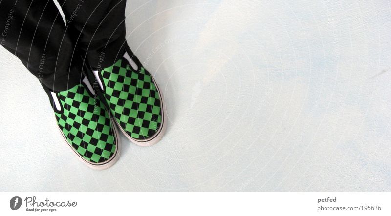 Kleinkariert? Mensch Beine Fuß 1 Jugendkultur Punk Mode Bekleidung Schuhe Turnschuh Slip on stehen warten einzigartig grün schwarz geduldig ruhig Ausdauer