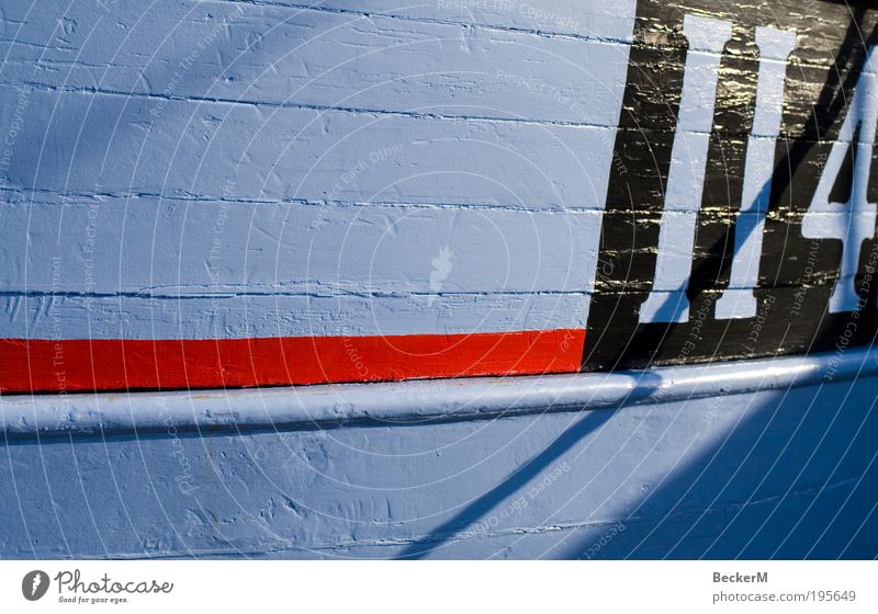 II4 Schifffahrt Fischerboot Holz Arbeit & Erwerbstätigkeit rot schwarz weiß ruhig fleißig Farbfoto Außenaufnahme Morgen Licht Schatten Totale