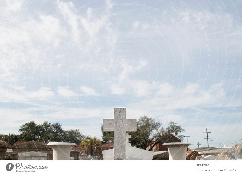 Das Heilige Kreuz New Orleans USA Sehenswürdigkeit Saint Louis Cemetery No. 1 Religion & Glaube Friedhof Grab Christliches Kreuz Christentum Tod Farbfoto