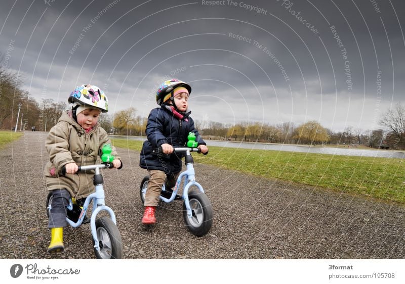 RENNEN Freude Spielen Fahrradtour Kindererziehung Kindergarten Mensch Kleinkind Geschwister Familie & Verwandtschaft Kindheit Leben 2 1-3 Jahre