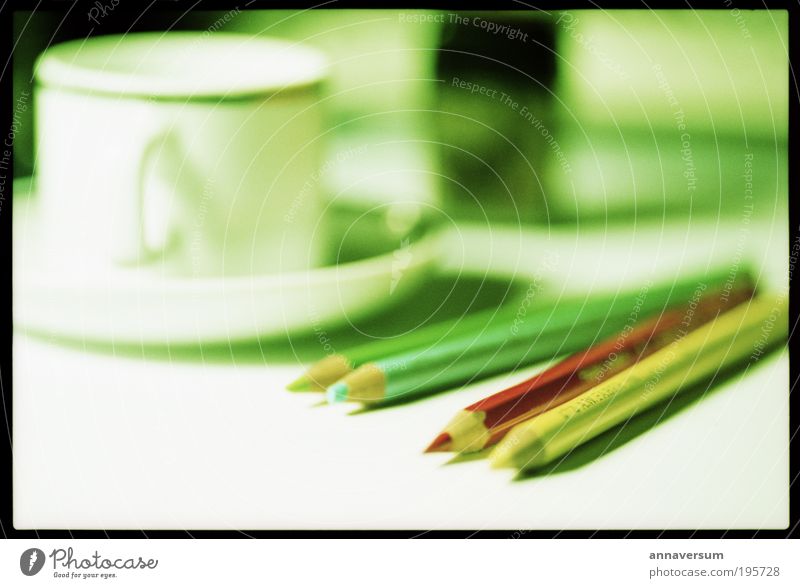 Kaffepause Kaffee Espresso Tasse Tisch Arbeitsplatz Schreibstift schreiben grün rot gewissenhaft ruhig fleißig diszipliniert Farbfoto mehrfarbig Innenaufnahme