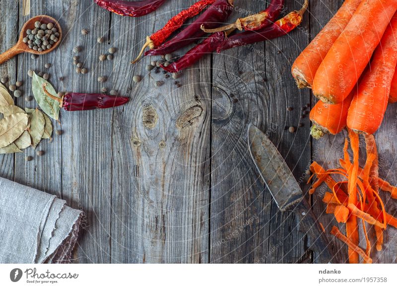 Karotte, Paprika und Gewürze auf grau Holzoberfläche Lebensmittel Gemüse Kräuter & Gewürze Ernährung Essen Vegetarische Ernährung Messer Löffel Tisch alt frisch