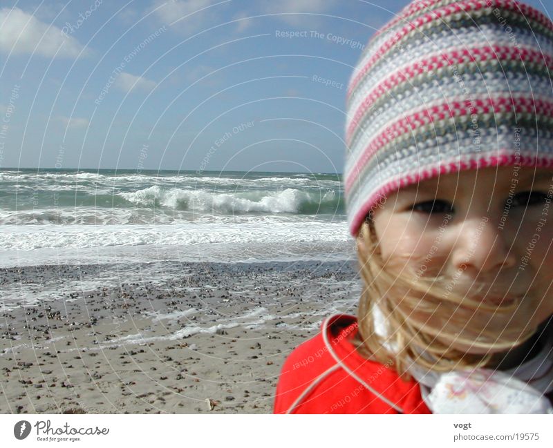 Seelenverwandte Strand Meer Kind Porträt Wellen Mütze Wolken Sand Glück Gesicht Nahaufnahme Wind Haare & Frisuren Auge Dänemark