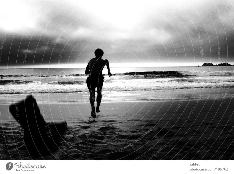 Mann läuft am Strand, Junger Mann Jugendliche Körper 18-30 Jahre Erwachsene Sand Wasser Sonne Sommer Wellen Küste Bewegung Fitness rennen Gesundheit frisch
