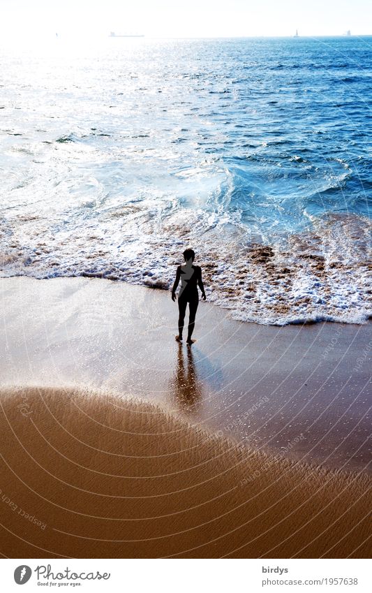 Die Frau und das Meer harmonisch Erholung Meditation Ferien & Urlaub & Reisen Sonne Strand Wellen feminin Erwachsene 1 Mensch 45-60 Jahre Horizont