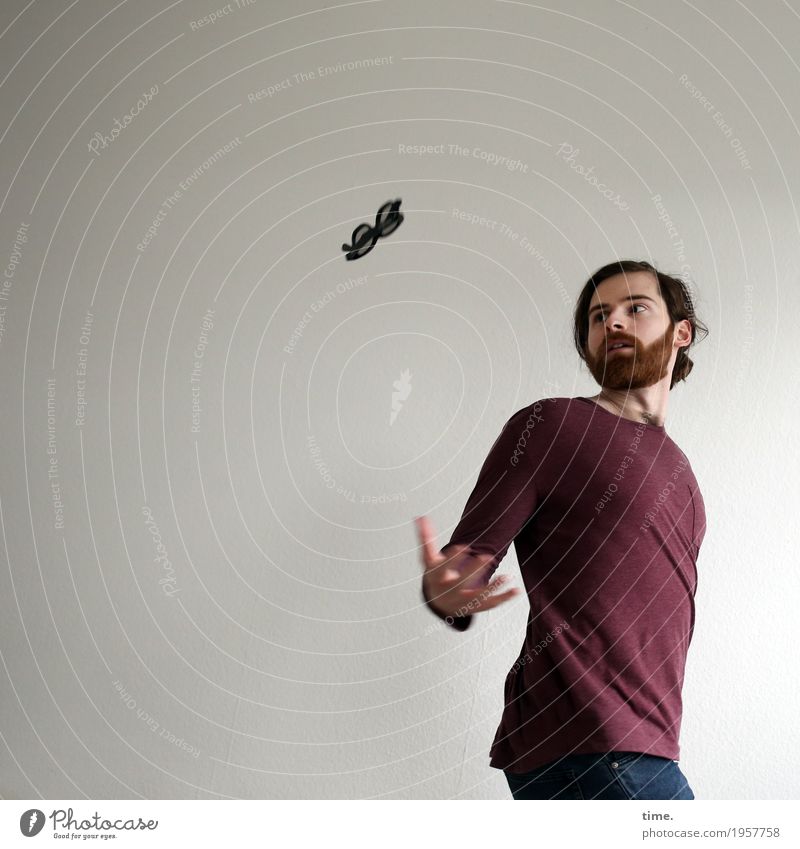 . maskulin Mann Erwachsene 1 Mensch Künstler Akrobatik jonglieren Hemd Jeanshose Brille brünett langhaarig Vollbart beobachten Bewegung drehen fliegen Blick