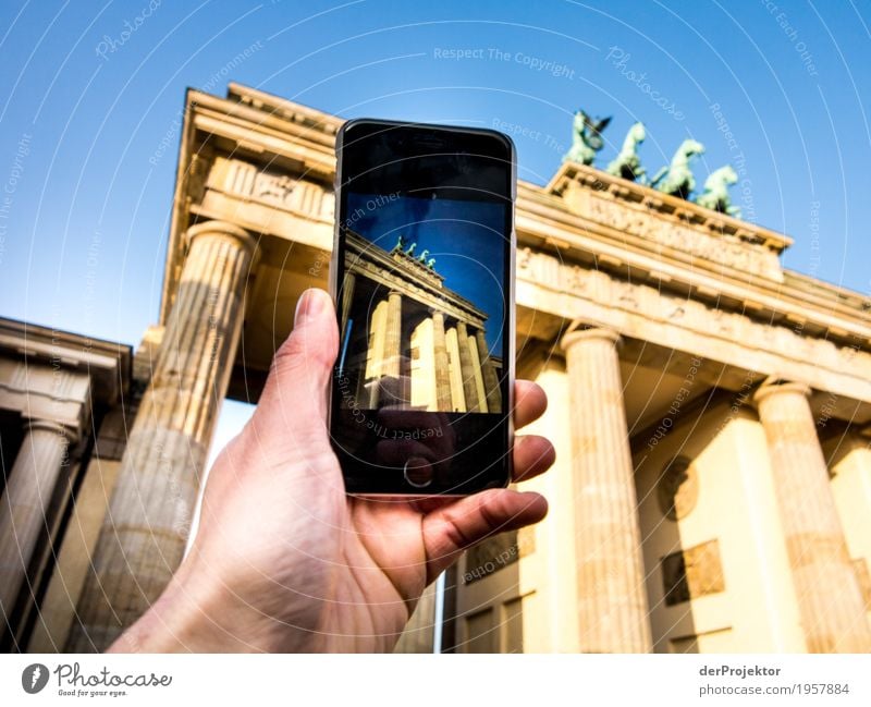 Sehenswürdigkeiten Berlins im Handy: Brandenburger Tor III Froschperspektive Vogelperspektive Starke Tiefenschärfe Sonnenstrahlen Reflexion & Spiegelung