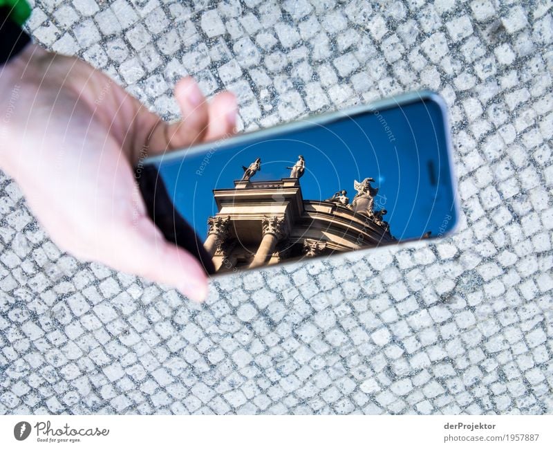Berliner Sehenswürdigkeiten mit dem Smartphone gesehen 4 Ferien & Urlaub & Reisen Tourismus Ausflug Sightseeing Städtereise wandern Hauptstadt Dom Platz Bauwerk