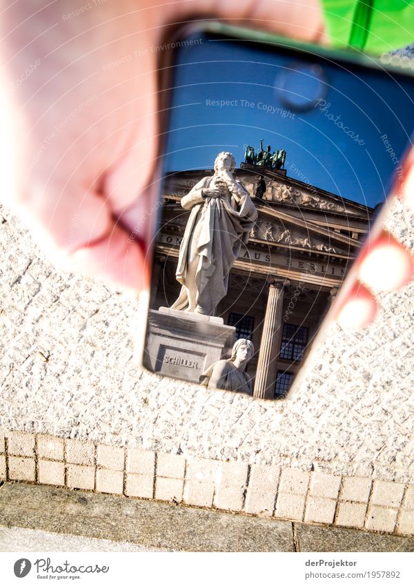 Berliner Sehenswürdigkeiten mit dem Smartphone gesehen 5 Ferien & Urlaub & Reisen Tourismus Ausflug Sightseeing Städtereise wandern Hauptstadt Platz Bauwerk